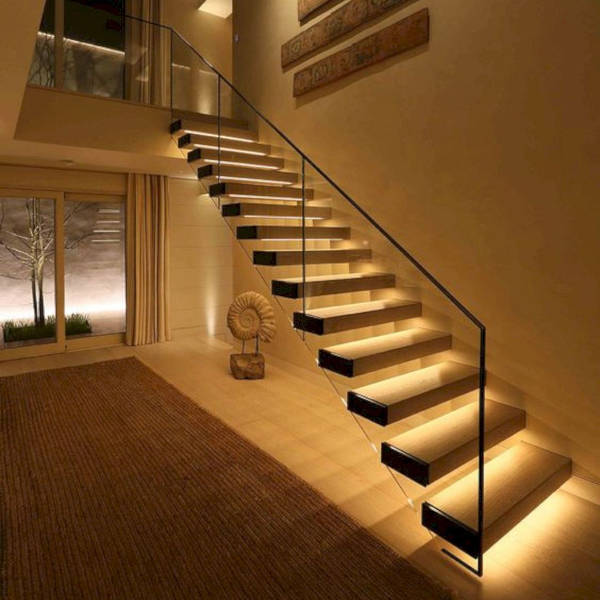 Лестница с ночной подсветкой ступеней (ступенек)