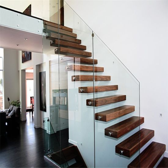 Воздушная лестница со стеклянными перилами в стиле лофт