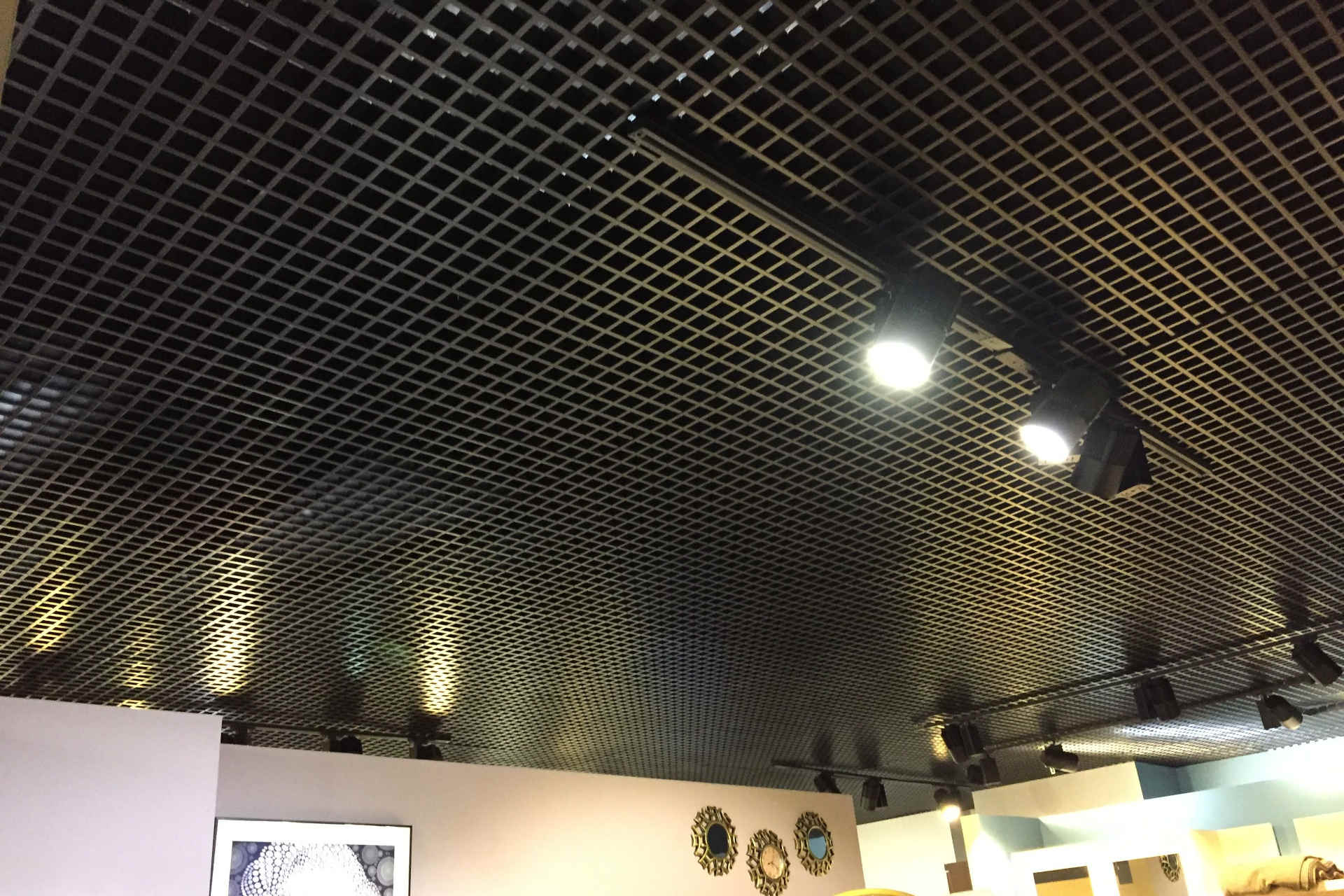 Шторы с карнизом в кафе Пермь на потолок грильято