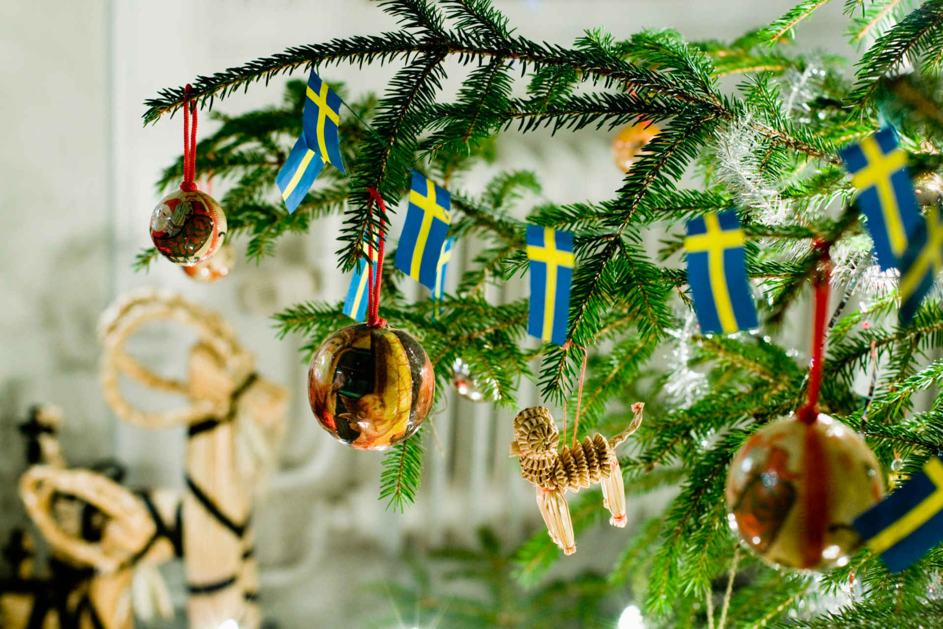 Новогодняя ёлка с украшениями, рождественская Швеция