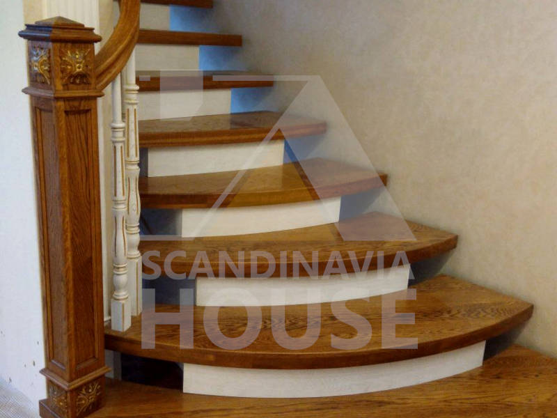 Лестница на металлокаркасе с деревянными ступенями и ограждением